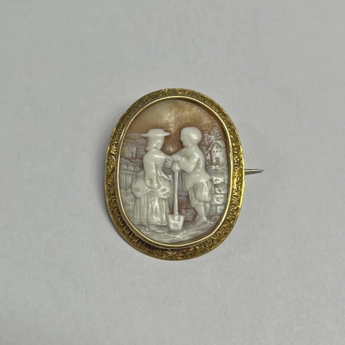 22 - 19TH CENTURY GOLD MOUNTED CAMEO BROOCH DEPICTING A YOUNG COUPLE SPEAKING - 4 X 3.2 CM, 8.4G