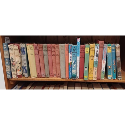 2498 - SELECTION OF ENID BLYTON TITLES TO INCLUDE; THE CARAVAN FAMILY, WITH DUST JACKET - 1961, HELLO, MR T... 