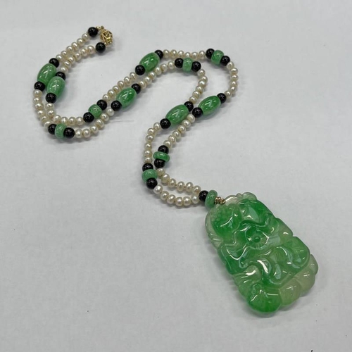 273 - CHINESE CARVED JADE PENDANT ON A CULTURED PEARL & JADE NECKLACE WITH A 14K GOLD CLASP