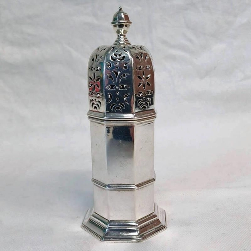 30 - SILVER OCTAGONAL CASTOR BY S W SMITH & CO, LONDON 1902 - 16.5CM TALL, 175G