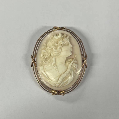 41 - 9CT GOLD CAMEO BROOCH DEPICTING A WOMAN - 5CM LONG, 14.4G