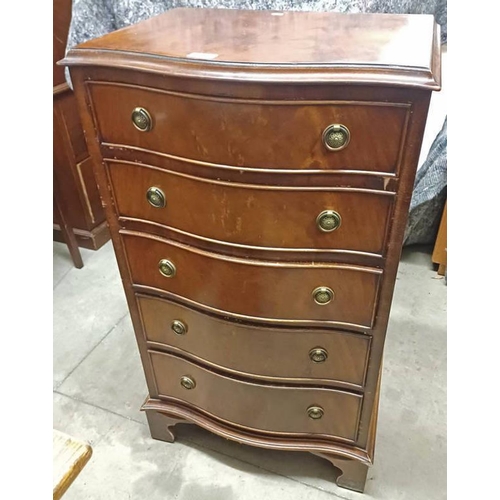 5065 - 20TH CENTURY MAHOGANY CHEST WITH SERPENTINE FRONT & 6 DRAWERS ON BRACKET SUPPORTS.  93 CM TALL X 53 ... 