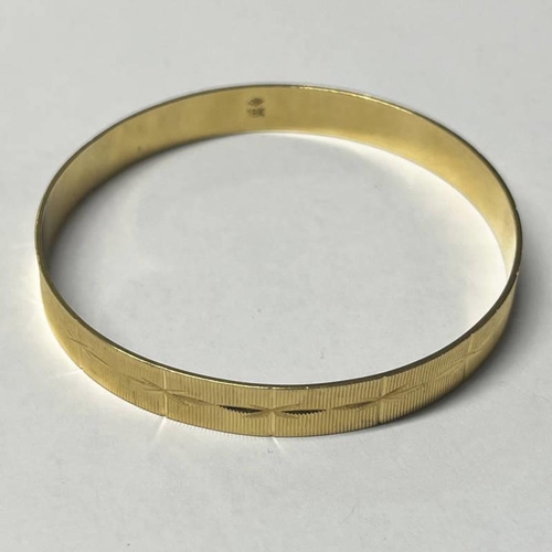 53 - 18K GOLD BANGLE WITH ENGRAVED DECORATION - INNER DIAMETER 6.5CM, 18.8G