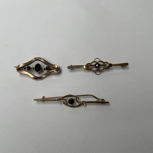 9 - 3 X 9CT GOLD GARNET SET BROOCHES - 4.9 G