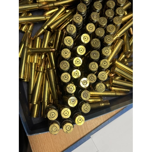 1042 - INERT AMMO TO INCLUDE A MACHINE GUN AMMO BELT WITH EMPTY BRASS CARTRIDGES, INERT 303 BULLETS, ETC