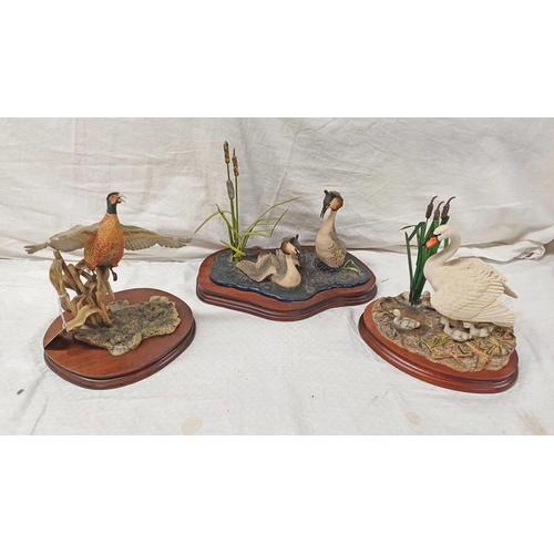 3283 - THREE BORDER OF FINE ARTS AVIAN FIGURE SETS ON WOODEN PLINTH BASES. TALLEST - 24 CM