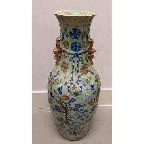 3285 - 19TH CENTURY CHINESE PORCELAIN EXPORT WARE VASE IN THE FORM OF A TIED MONEY BAG WITH DOG OF FOO HAND... 