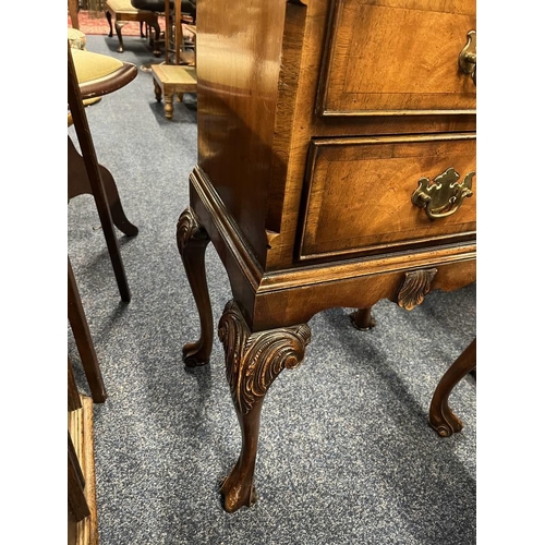 131 - PAIR OF LATE 19TH CENTURY WALNUT BEDSIDE CHESTS OF DRAWERS ON SHAPED SUPPORTS - 72 CM TALL