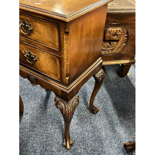 131 - PAIR OF LATE 19TH CENTURY WALNUT BEDSIDE CHESTS OF DRAWERS ON SHAPED SUPPORTS - 72 CM TALL