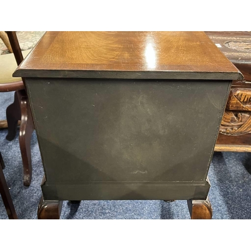 131 - PAIR OF LATE 19TH CENTURY WALNUT BEDSIDE CHESTS OF DRAWERS ON SHAPED SUPPORTS - 72 CM TALL