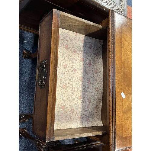 131 - PAIR OF LATE 19TH CENTURY WALNUT BEDSIDE CHESTS OF DRAWERS ON SHAPED SUPPORTS - 72 CM TALL