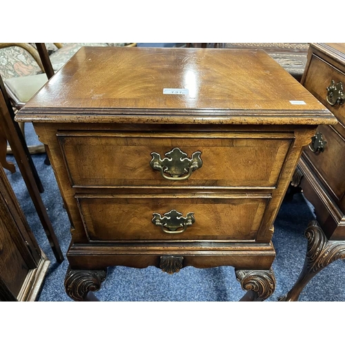 131 - PAIR OF LATE 19TH CENTURY WALNUT BEDSIDE CHESTS OF DRAWERS ON SHAPED SUPPORTS - 72 CM TALL