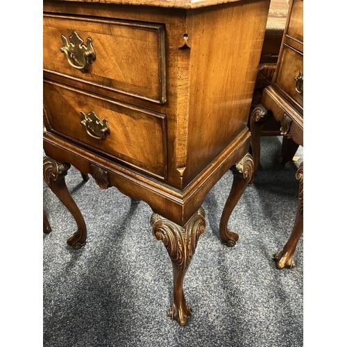 131 - PAIR OF LATE 19TH CENTURY WALNUT BEDSIDE CHESTS OF DRAWERS ON SHAPED SUPPORTS - 72 CM TALL