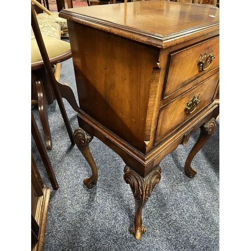 131 - PAIR OF LATE 19TH CENTURY WALNUT BEDSIDE CHESTS OF DRAWERS ON SHAPED SUPPORTS - 72 CM TALL