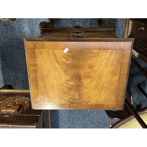 131 - PAIR OF LATE 19TH CENTURY WALNUT BEDSIDE CHESTS OF DRAWERS ON SHAPED SUPPORTS - 72 CM TALL