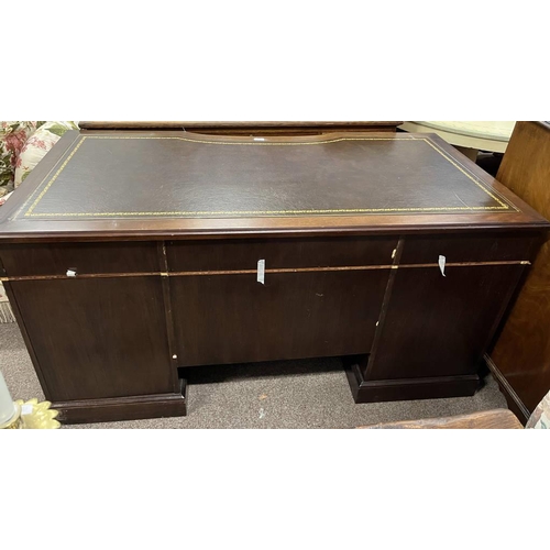 231 - MAHOGANY KNEEHOLE DESK WITH SHAPED TOP, 2 COLUMNS OF 4 DRAWERS FLANKING A SINGLE LONG DRAWER ON PLIN... 