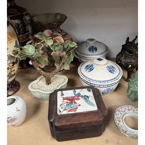 3014 - SELECTION ORIENTAL WARE INCLUDING PORCELAIN, HARDSTONE, LARGE BRASS BOWL, ETC ON ONE SHELF