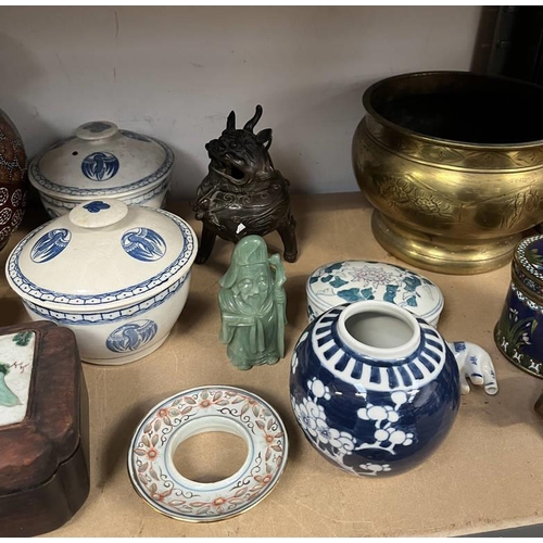 3014 - SELECTION ORIENTAL WARE INCLUDING PORCELAIN, HARDSTONE, LARGE BRASS BOWL, ETC ON ONE SHELF