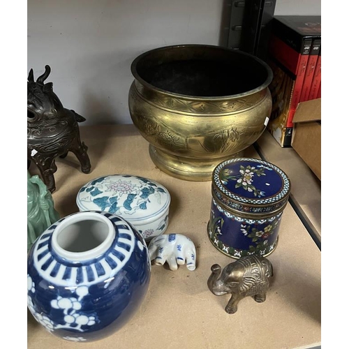 3014 - SELECTION ORIENTAL WARE INCLUDING PORCELAIN, HARDSTONE, LARGE BRASS BOWL, ETC ON ONE SHELF