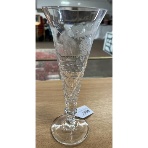 3069 - SET OF 12 WILLIAM YEOWARD CRYSTAL CHAMPAGNE FLUTES ETCHED WITH GRAPE VINE DECORATION - 21CM TALL