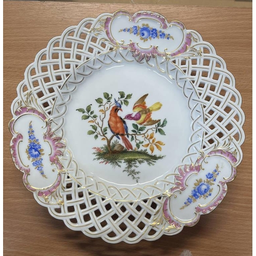 3190 - SET OF 17 19TH CENTURY MEISSEN PLATES DECORATED WITH EXOTIC BIRDS WITHIN A PIERCED WORK & FLORAL BOR... 