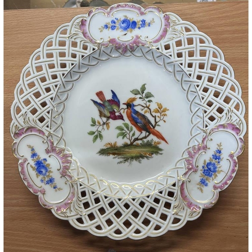 3190 - SET OF 17 19TH CENTURY MEISSEN PLATES DECORATED WITH EXOTIC BIRDS WITHIN A PIERCED WORK & FLORAL BOR... 