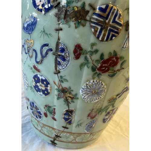 3285 - 19TH CENTURY CHINESE PORCELAIN EXPORT WARE VASE IN THE FORM OF A TIED MONEY BAG WITH DOG OF FOO HAND... 