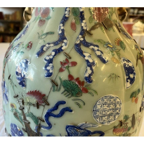 3285 - 19TH CENTURY CHINESE PORCELAIN EXPORT WARE VASE IN THE FORM OF A TIED MONEY BAG WITH DOG OF FOO HAND... 