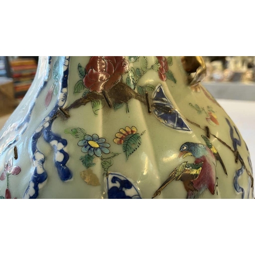 3285 - 19TH CENTURY CHINESE PORCELAIN EXPORT WARE VASE IN THE FORM OF A TIED MONEY BAG WITH DOG OF FOO HAND... 