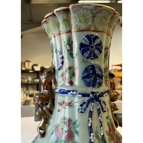 3285 - 19TH CENTURY CHINESE PORCELAIN EXPORT WARE VASE IN THE FORM OF A TIED MONEY BAG WITH DOG OF FOO HAND... 