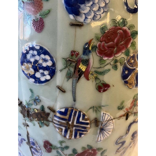 3285 - 19TH CENTURY CHINESE PORCELAIN EXPORT WARE VASE IN THE FORM OF A TIED MONEY BAG WITH DOG OF FOO HAND... 