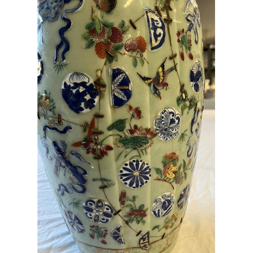 3285 - 19TH CENTURY CHINESE PORCELAIN EXPORT WARE VASE IN THE FORM OF A TIED MONEY BAG WITH DOG OF FOO HAND... 