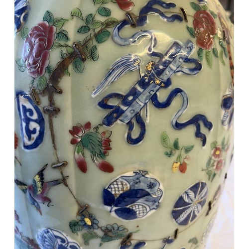 3285 - 19TH CENTURY CHINESE PORCELAIN EXPORT WARE VASE IN THE FORM OF A TIED MONEY BAG WITH DOG OF FOO HAND... 