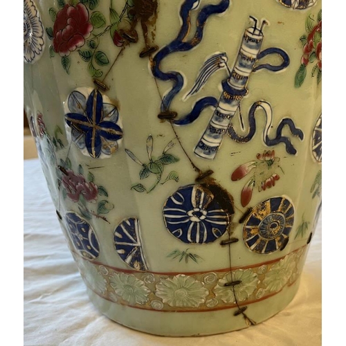 3285 - 19TH CENTURY CHINESE PORCELAIN EXPORT WARE VASE IN THE FORM OF A TIED MONEY BAG WITH DOG OF FOO HAND... 