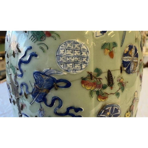 3285 - 19TH CENTURY CHINESE PORCELAIN EXPORT WARE VASE IN THE FORM OF A TIED MONEY BAG WITH DOG OF FOO HAND... 