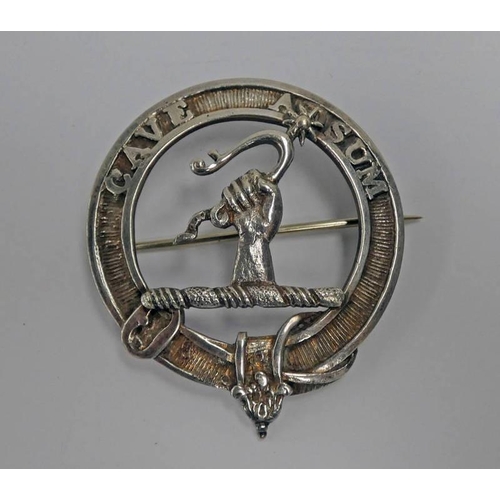 1290 - SCOTTISH WHITE METAL CLAN JARDINE CLAN BADGE: CAVE ADSUM, 5CM DIAMETER