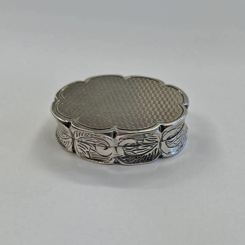 13 - SILVER OVAL PILLBOX WITH ENGINE TURNED DECORATION, BIRMINGHAM 1975 - 3.5CM WIDE, 25G