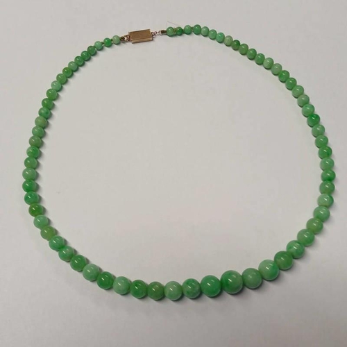 2 - EARLY 20TH CENTURY GRADUATED JADEITE BEAD NECKLACE ON A GOLD CLASP, UNMARKED - LENGTH 43CM, LARGEST ... 