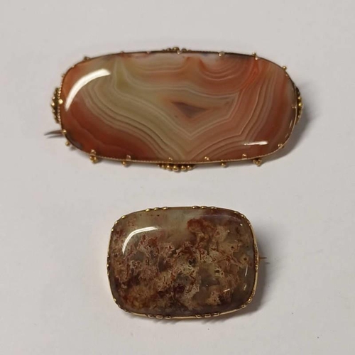 244 - 2 X 19TH CENTURY YELLOW METAL MOUNTED AGATE SET BROOCHES, LARGEST 5 CM WIDE