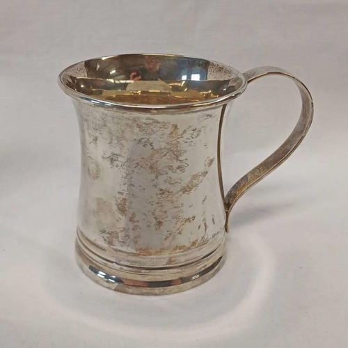 301 - SILVER MUG BY SW SMITH & CO, BIRMINGHAM 1925 - 148 G