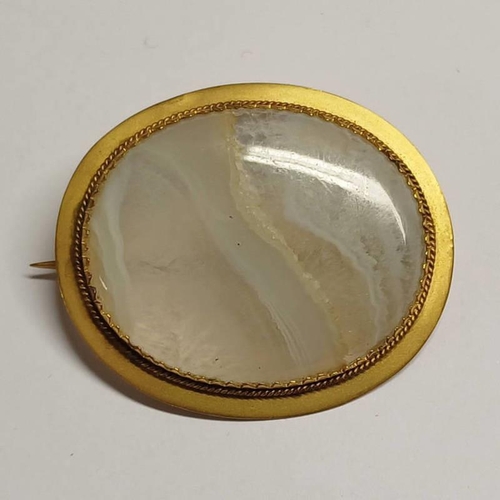 303 - 19TH CENTURY YELLOW METAL MOUNTED OVAL BANDED AGATE BROOCH - 4.2 CM WIDE