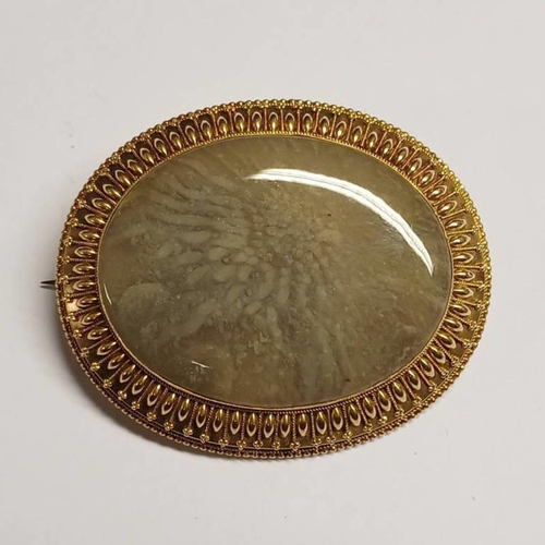 308 - MID 19TH CENTURY GOLD OVAL AGATE SET BROOCH WITH DECORATIVE BORDER - 6CM WIDE, 27 G