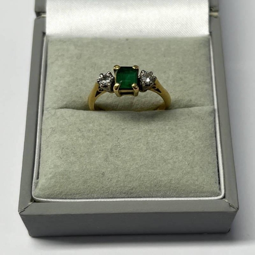 317 - 18CT GOLD 3-STONE EMERALD & DIAMOND RING, THE SQUARE CUT EMERALD FLANKED BY 2 CIRCULAR CUT DIAMONDS,... 