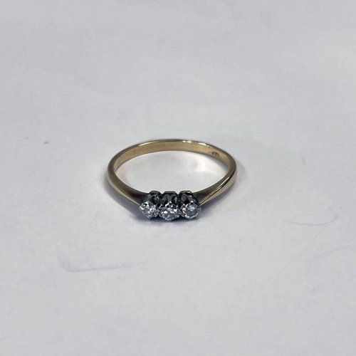 320 - 18CT GOLD 3 - STONE DIAMOND SET RING - 1.2 G, RING SIZE N