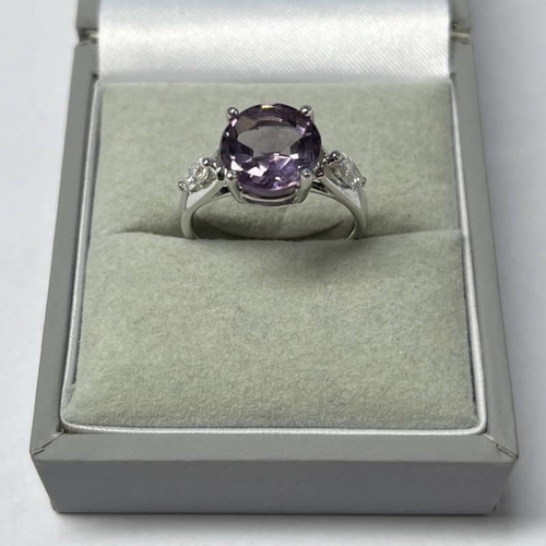 323 - 18K GOLD AMETHYST & DIAMOND 3-STONE RING, THE CIRCULAR CUT AMETHYST FLANKED BY 2 MARQUISE CUT DIAMON... 