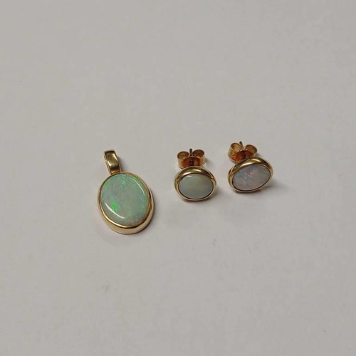 344 - PAIR OF GOLD OPAL EARSTUDS & MATCHING OPAL PENDANT - 3.6G