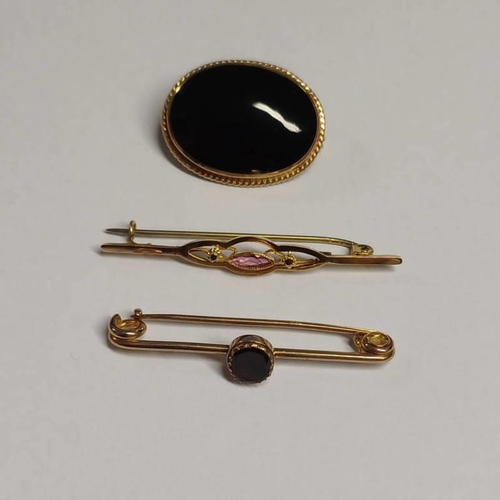 348 - 9CT GOLD ONYX CABOCHON BROOCH & 2 OTHER  GOLD GEM SET BROOCHES - 8.9G TOTAL