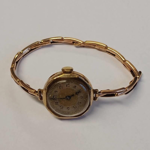 358 - 9CT GOLD LADIES WRISTWATCH ON AN EXPANDING BRACELET