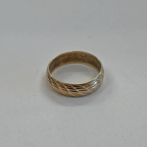 359 - 9CT GOLD TEXTURED WEDDING BAND - RING SIZE L/M, 2.4 G