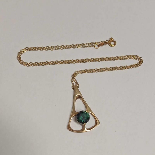 360 - 9CT GOLD GEM SET TRIANGULAR PENDANT ON A 9CT GOLD CHAIN - 6.4G